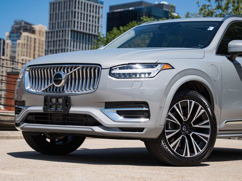 Used 2025 Volvo XC90 T8 Plus AWD/4WD image 2