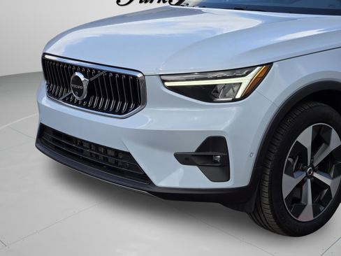 Used 2025 Volvo XC40 B5 Plus AWD/4WD image 35