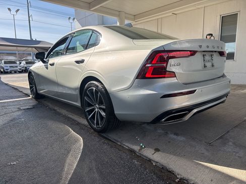 Used 2022 Volvo S60 B5 Momentum w/ Advanced Package image 3