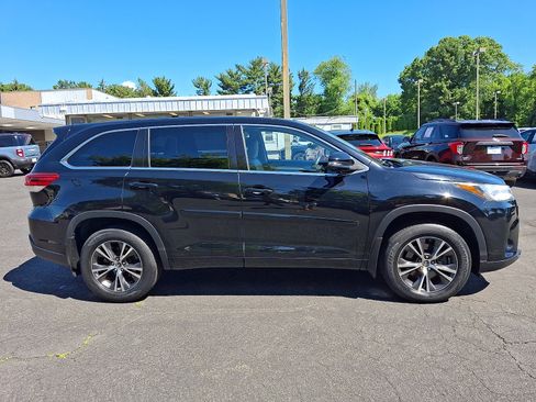 Used 2017 Toyota Highlander LE w/ Protection Package #3 AWD/4WD image 8