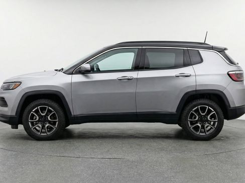 Used 2025 Jeep Compass Trailhawk image 5
