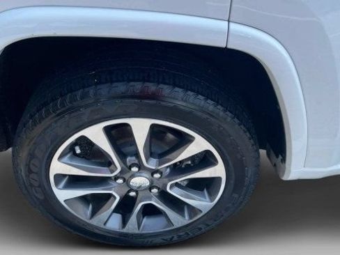 Used 2017 Jeep Grand Cherokee Overland w/ Jeep Active Safety Group RWD image 8