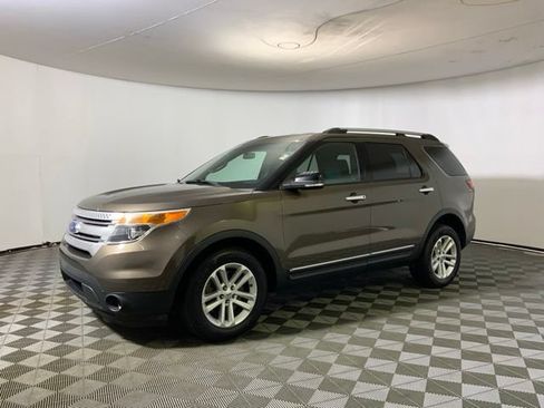 Used 2015 Ford Explorer XLT AWD/4WD image 9