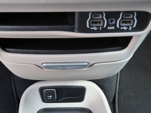 Used 2024 Chrysler Pacifica Touring-L FWD image 9