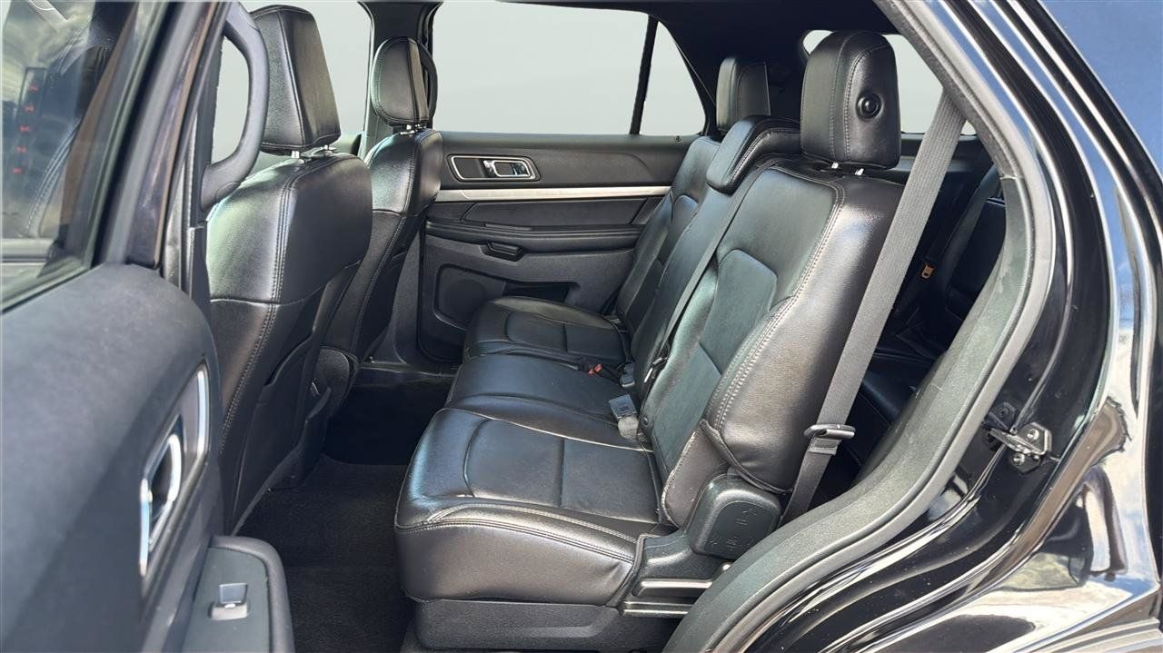 Used 2018 Ford Explorer XLT w/ Equipment Group 202A AWD/4WD image 19