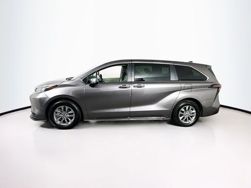 Used 2024 Toyota Sienna LE FWD image 4