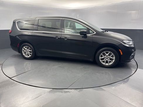 Used 2024 Chrysler Pacifica Touring-L image 10