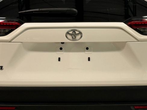 Used 2019 Toyota RAV4 LE w/ Carpet Mat Package AWD/4WD image 11