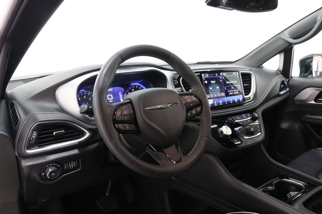 Used 2025 Chrysler Pacifica Limited FWD image 14