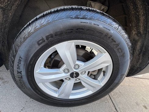 Used 2023 Kia Sorento LX image 31