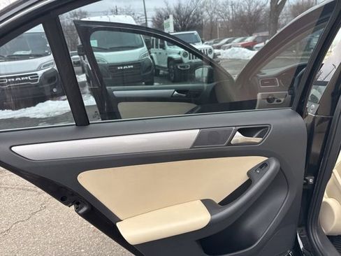 Used 2017 Volkswagen Jetta SE image 29