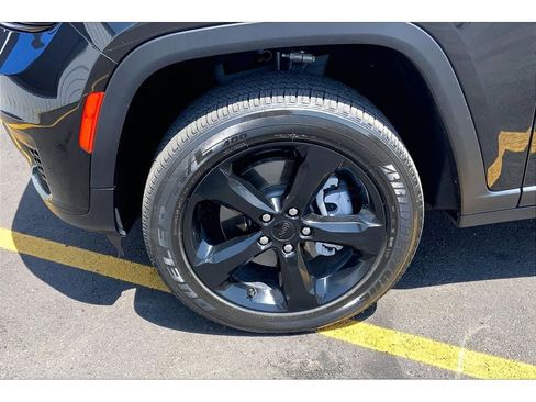 Used 2024 Jeep Grand Cherokee L Altitude AWD/4WD image 9