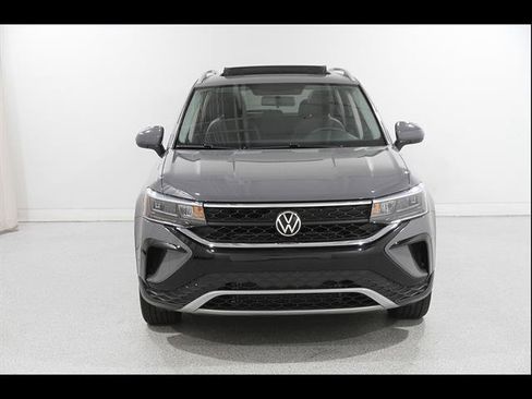 Certified 2022 Volkswagen Taos SE FWD image 2
