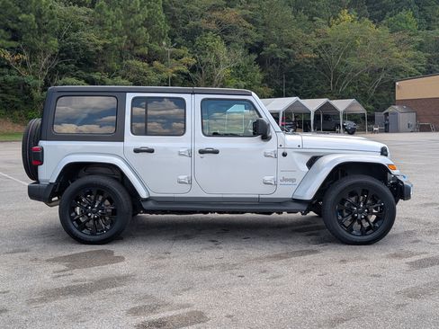 Used 2023 Jeep Wrangler Unlimited Sahara w/ Cold Weather Group AWD/4WD image 10