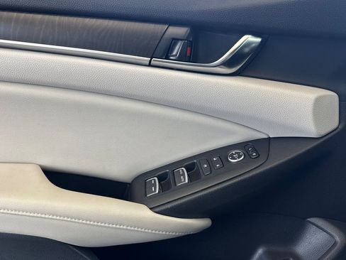 Used 2018 Honda Accord EX image 11