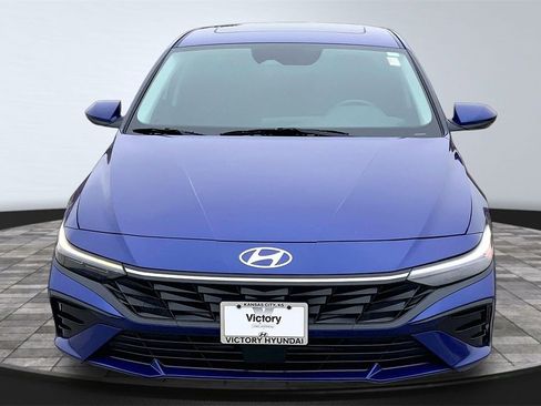 Used 2025 Hyundai Elantra SEL image 2