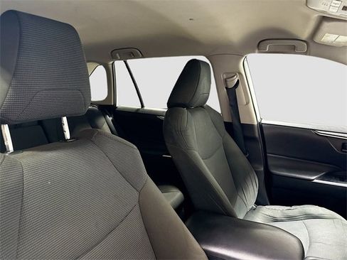 Used 2020 Toyota RAV4 LE image 27