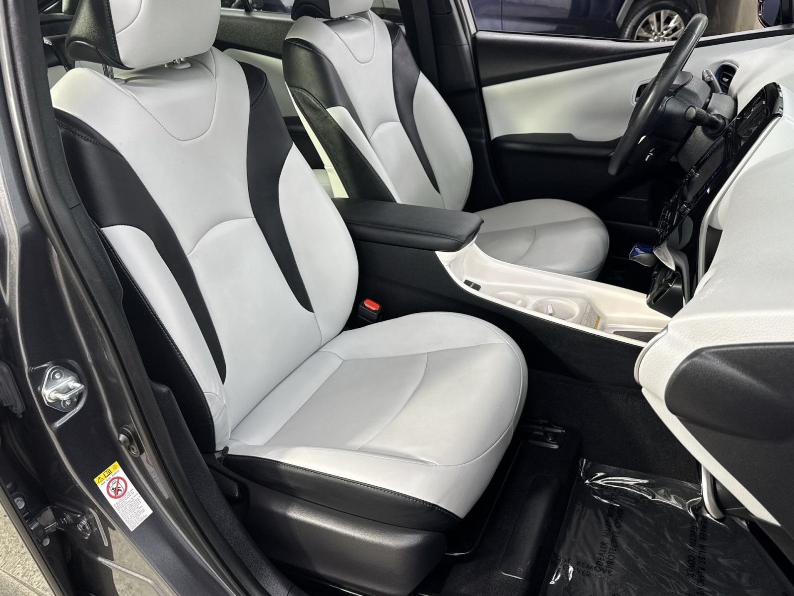 Used 2017 Toyota Prius Four FWD image 39