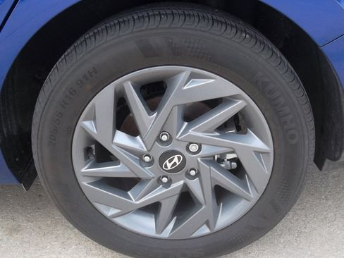 Used 2025 Hyundai Elantra Blue image 16