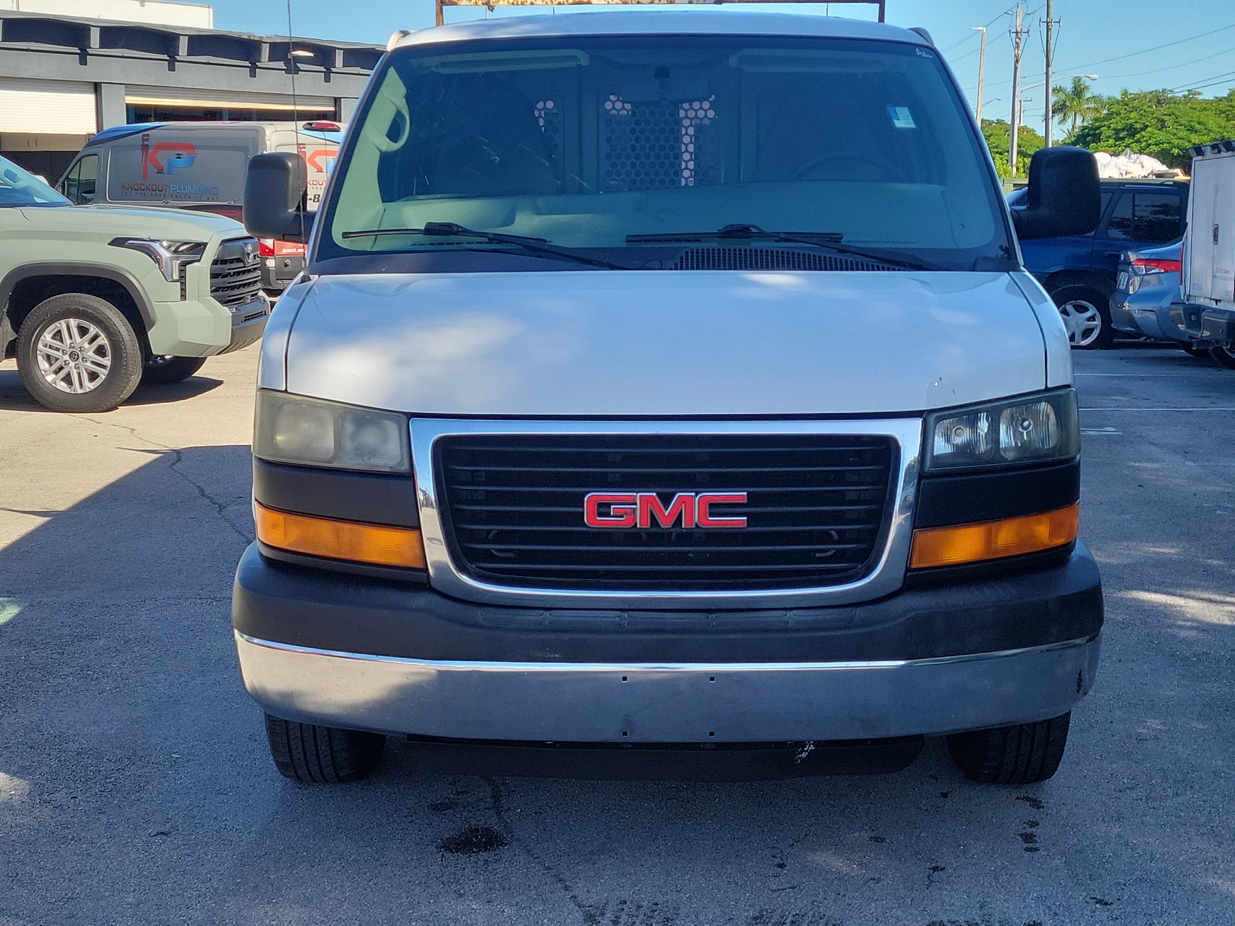 Used 2014 GMC Savana 2500 RWD image 2