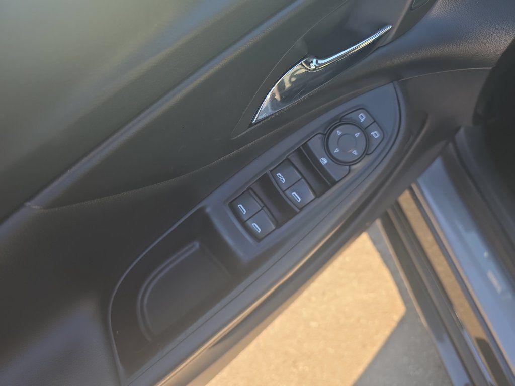 Used 2018 Chevrolet Volt LT FWD image 11