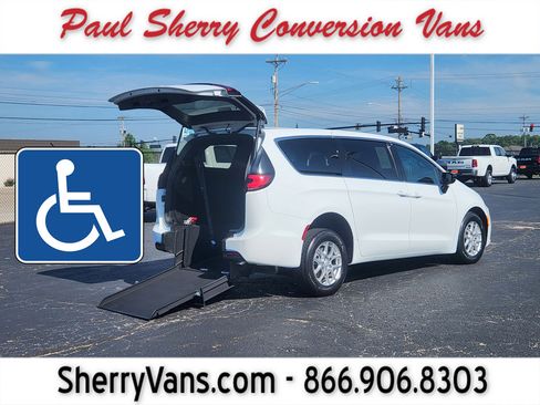 Used 2026 Chrysler Pacifica Select FWD image 1