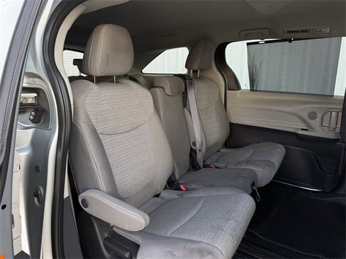 Used 2022 Toyota Sienna LE image 30