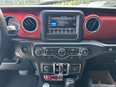 Used 2020 Jeep Wrangler Unlimited Rubicon w/ Cold Weather Group AWD/4WD image 32
