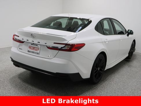 Used 2025 Toyota Camry SE image 7