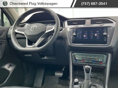 Used 2024 Volkswagen Tiguan SE w/ Panoramic Sunroof Package image 30