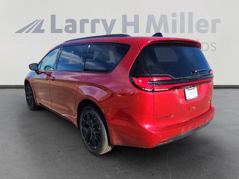 New 2026 Chrysler Pacifica Select image 4