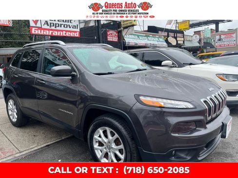 Used 2017 Jeep Cherokee Latitude w/ Comfort & Sound Group image 2