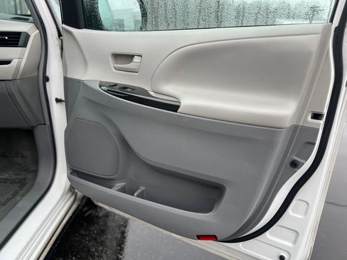 Used 2012 Toyota Sienna LE image 38