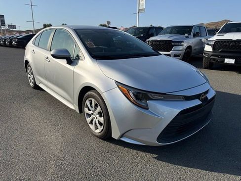 Used 2025 Toyota Corolla LE FWD image 4