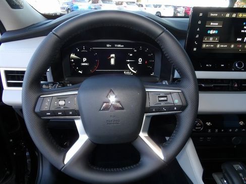 New 2025 Mitsubishi Outlander SE image 31