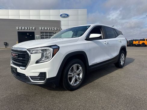 Used 2024 GMC Terrain SLE image 2