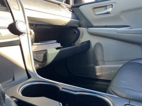 Used 2017 Toyota Camry SE image 19