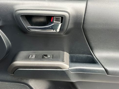 Used 2018 Toyota Tacoma TRD Sport image 17