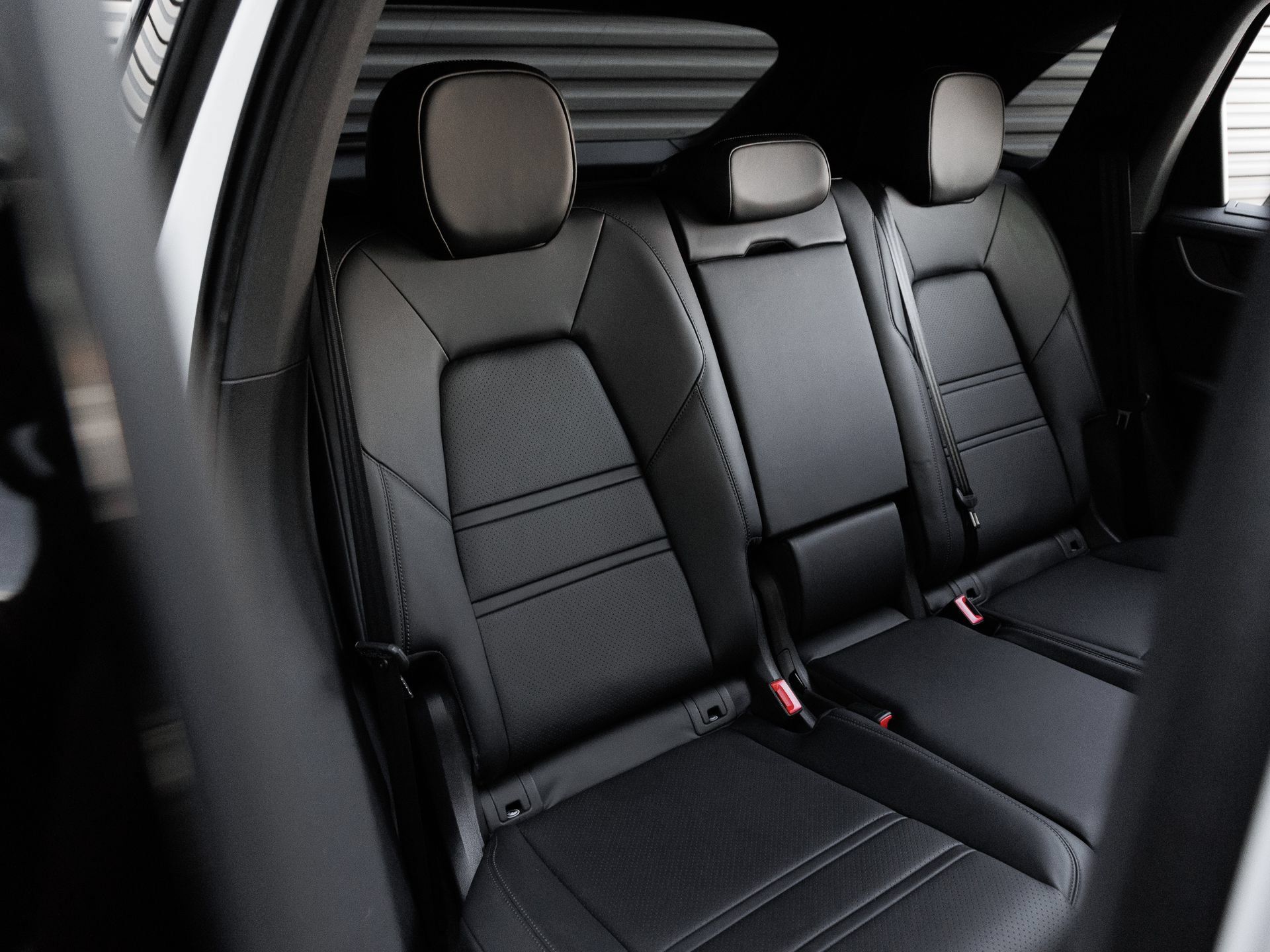 Certified 2025 Porsche Cayenne AWD/4WD image 33
