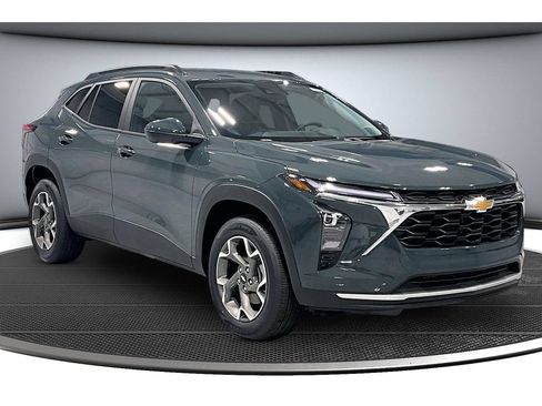 New 2026 Chevrolet Trax LT w/ LT Convenience Package FWD image 2