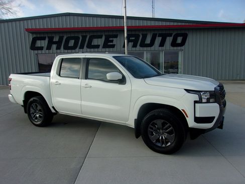 Used 2025 Nissan Frontier SV image 2