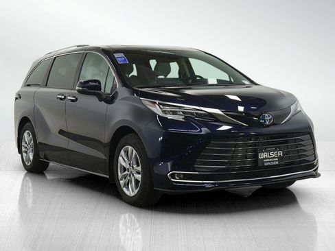 Used 2025 Toyota Sienna Limited image 7