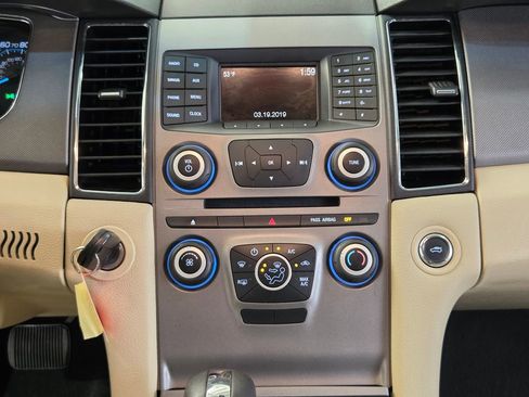 Used 2015 Ford Taurus SE image 23
