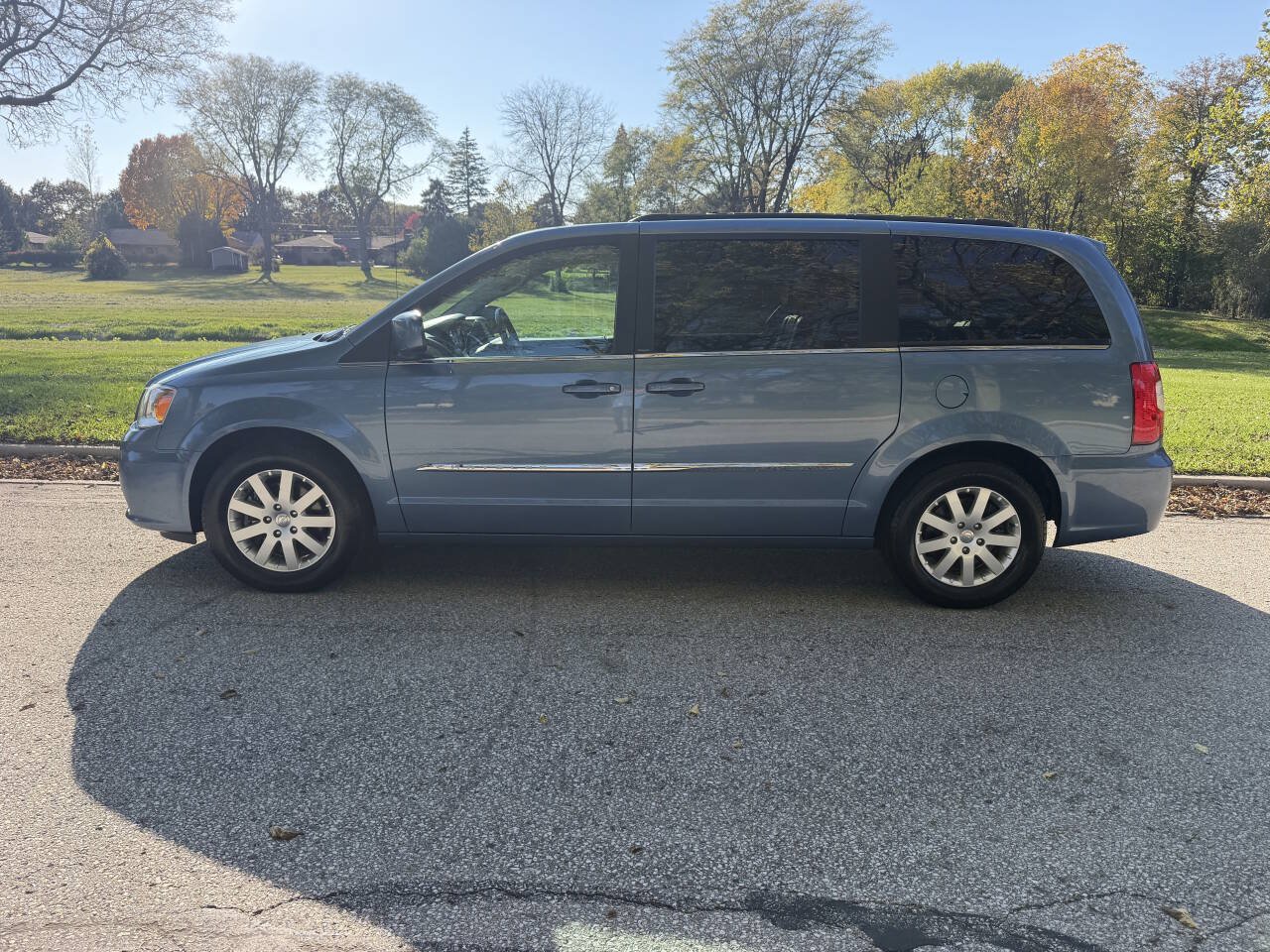 Used 2012 Chrysler Town & Country Touring w/ Entertainment Group #1 FWD image 2