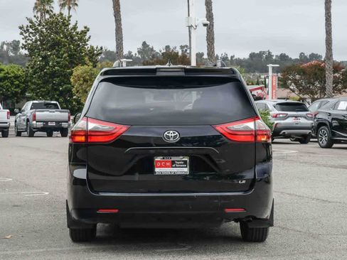 Used 2020 Toyota Sienna LE w/ Carpet Mat Package FWD image 8