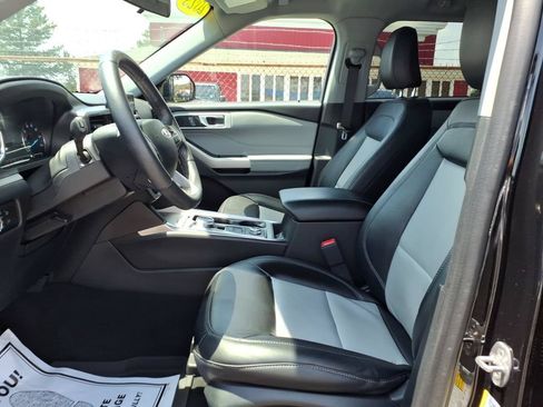 Used 2023 Ford Explorer XLT w/ Equipment Group 202A AWD/4WD image 16