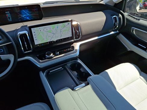 Certified 2025 Ford Expedition Platinum w/ Platinum Ultimate Package AWD/4WD image 16