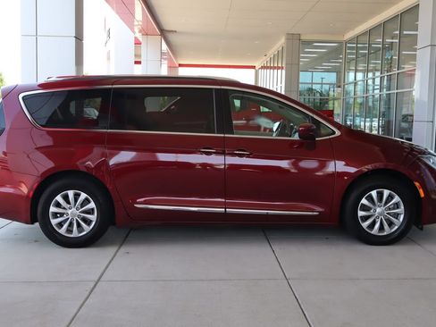 Used 2018 Chrysler Pacifica Touring-L w/ Premium Audio Group FWD image 13