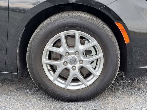 Used 2023 Chrysler Pacifica Touring-L image 28