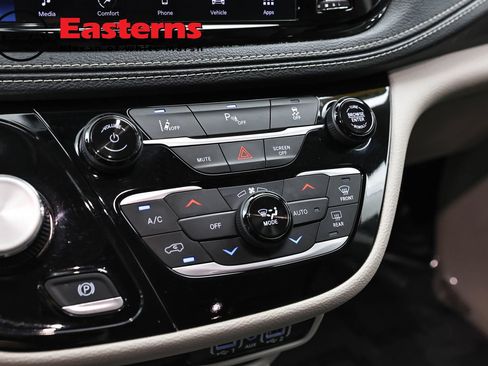 Used 2023 Chrysler Pacifica Touring-L FWD image 19